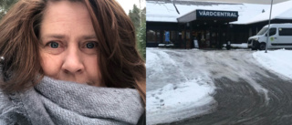 Snösörja vid vårdcentral fick ligga kvar – tills Pia ringde kommunen från väntrummet: "Svårt för folk med käpp"