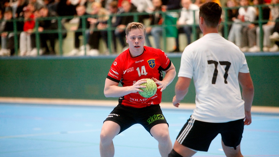 Adam Skogäng gör sin åttonde säsong i EHF och är en av de mer rutinerade spelarna. Han uppskattar att många egan spelare kommer upp: "Man lär sig mycket av de yngre", säger han inför seriefinalen i Tumba, en klubb han faktiskt själv har spelat i under två ungdomsår.
