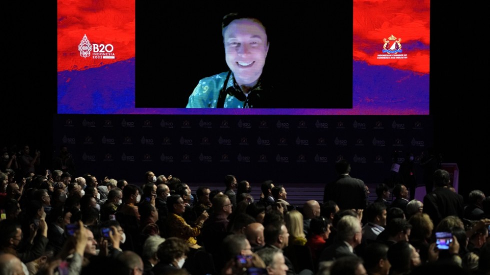 Våra vanor förvandlas till en produkt ägd av någon av våra nya teknofeodala herrar som Elon Musk, Jeff Bezos med flera, skriver Mats Sederholm.
