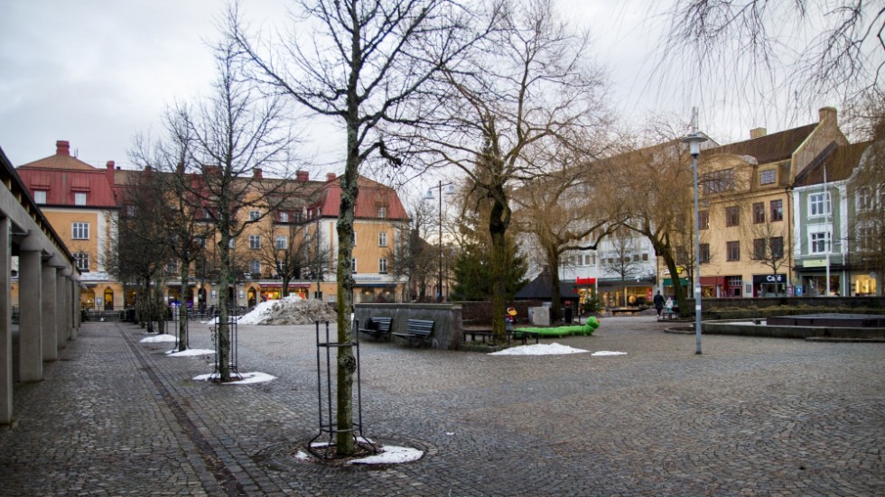 Insändarskribenten vill hellre se en park framför ett hus på torget.