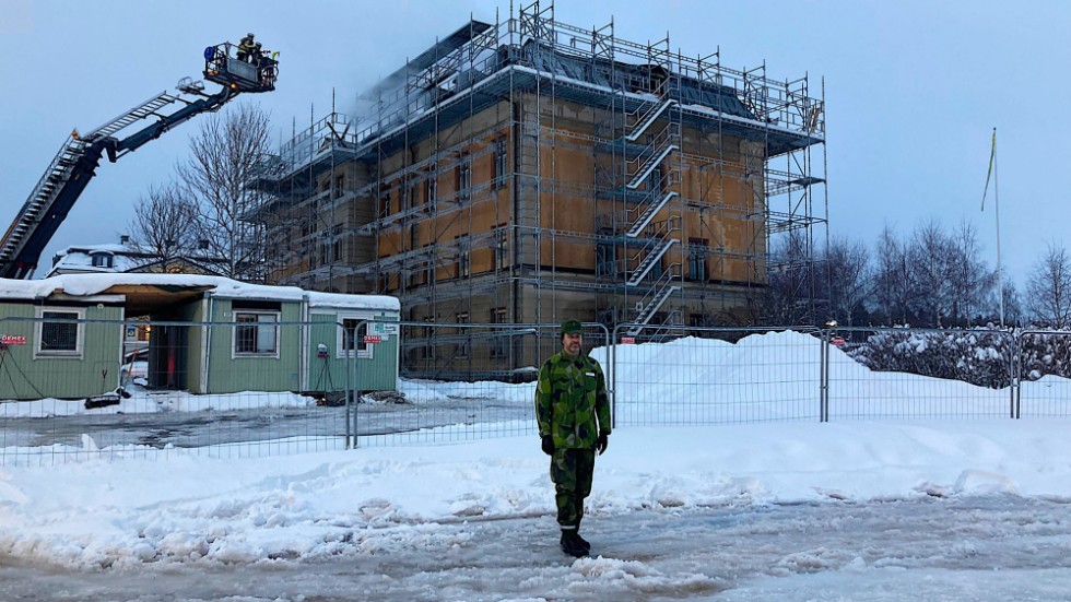Dagen efter branden. Major Carl-Henrik Melin framför sin arbetsplats kanslihuset på I 19 som fattade eld under måndagen."Tanken var att under den pågående renoveringen återställa huset i gammal stil"