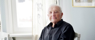 93-årige Åke gör författardebut