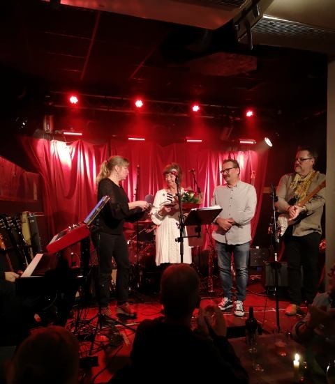 Gudrun Wakk får Uno Corsvant pris på Roxy