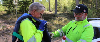 De storstädar Stångån på hinder i vattnet