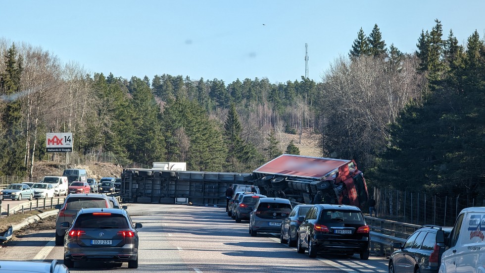 Lastbilen ligger över hela körbanan.