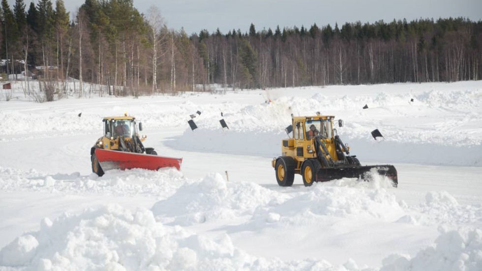 I ungefär två månader har man jobbat för att skapa den här banan ute på älven i Morjärv.