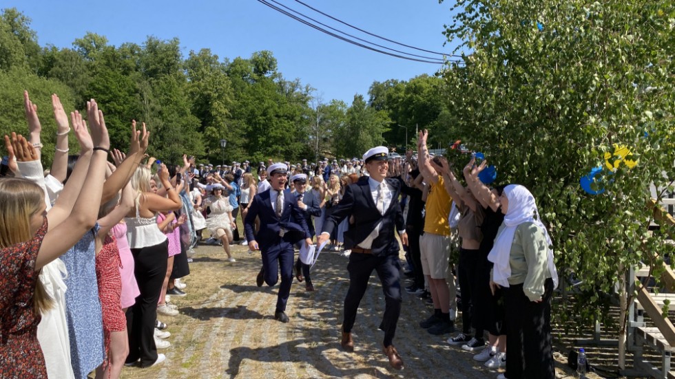 Språnget ut mot vuxenlivet tog studenterna när de sprang in i Bruksparken för att firas när de lämnade gymnasietiden bakom sig.