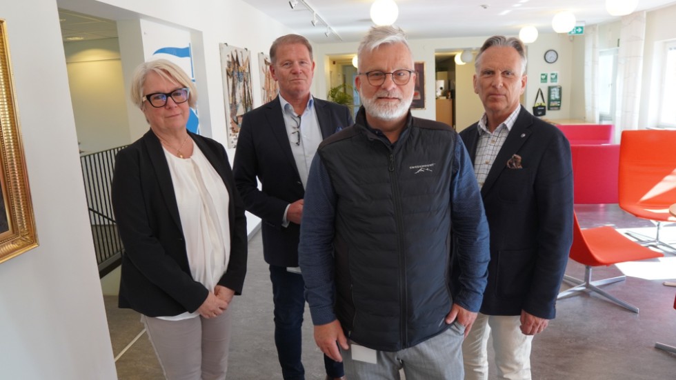 Majoriteten presenterade det ekonomiska läget för kommunen vid en presskonferens på tisdagen. Från vänster Maud Ärlebrant (KD), Harald Hjalmarsson (M), Jonas Jalkteg (WP) och Ulf Nilsson (L).