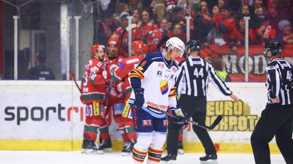 Djurgårdens Edvin Hammarlund deppar framför jublande Modospelare i den sjunde och avgörande finalen. Förlusten gör att Stockholmslaget blir kvar i hockeyallsvenskan.