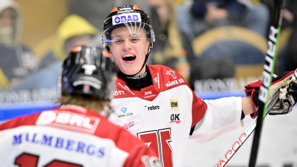 Elias Pettersson, som senast spelat för Örebro i SHL, skriver rookiekontrakt med Vancouver i NHL. Arkivbild.