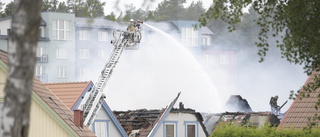 Tre radhus förstörda i brand – startade i elbil