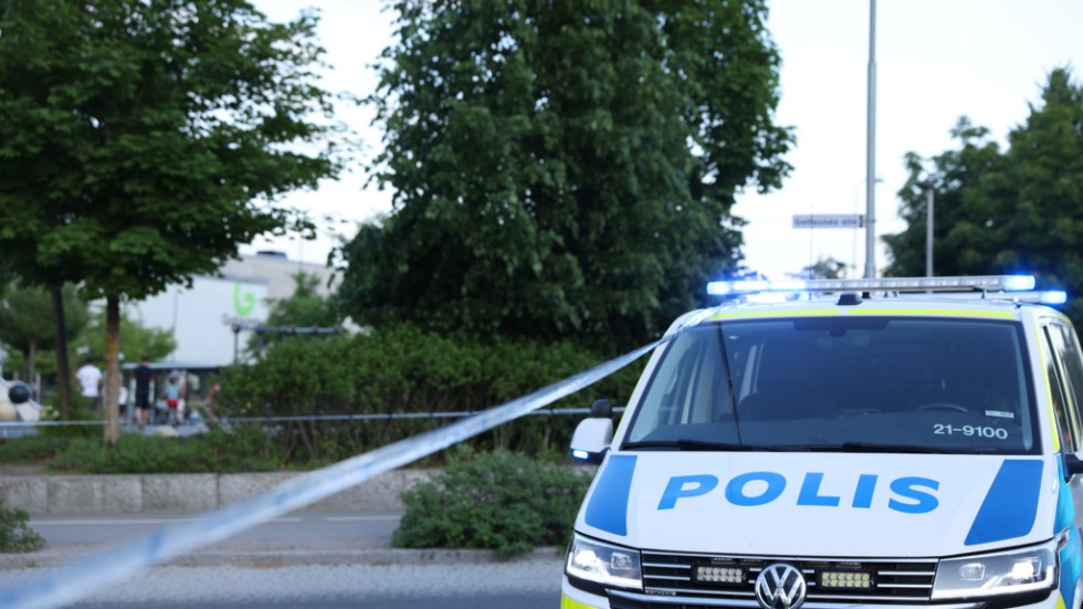 En skottlossning inträffade vid Gottsunda centrum på midsommarafton. En pojke skottskadades och fördes till sjukhus.