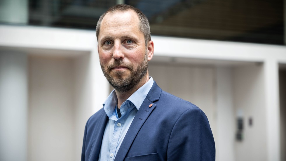 "Lärare, socialsekreterare och andra i den kommunala välfärden ska inte behöva ange papperslösa som de möter i jobbet", säger Erik Pelling (S).