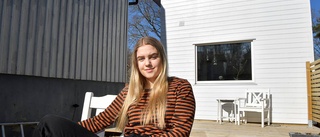 Elsa, 16, fick eget hus på villatomten