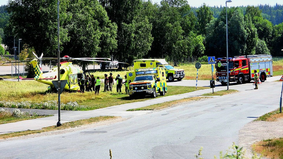 Kvinnan fick föras till sjukhus med ambulanshelikopter.