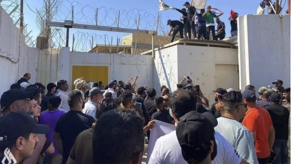 Ett antal demonstranter stormade Sveriges ambassad i Bagdad, Irak, i torsdags.
