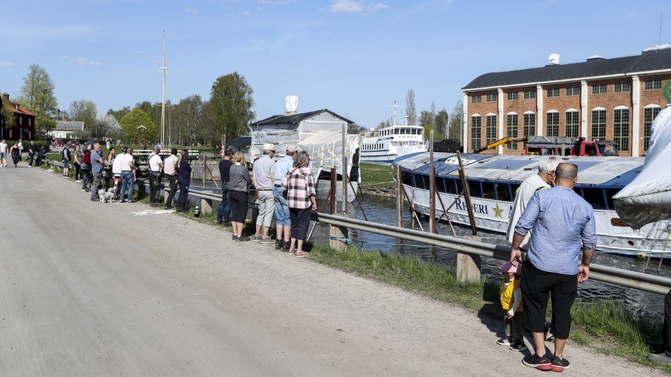 Många nyfikna samlades vid torrdockan i Motala för att se på när MS Kind skulle rätas upp och flyttas till en ny plats under torsdagseftermiddagen. 