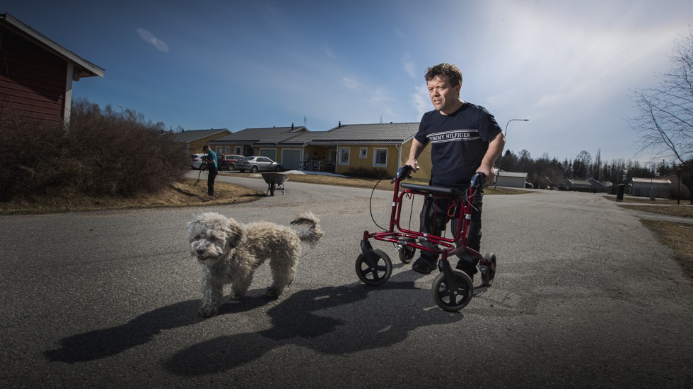 Han har en enorm meritlista i styrkelyft krönt av tre VM-guld. Men nu går Magnus Carlsson en ny kamp i livet där varje nytt extra steg framåt, bokstavligen talat, är en framgång. Och inte sällan går hunden Stikkan bredvid honom. 