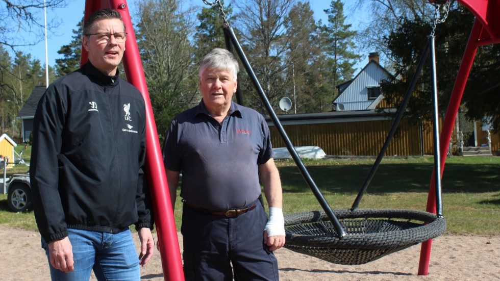 Uffe Petersson, ordförande i Totebo IF, och Hans Källgren, vid den lekplats som är en del av centrumytan.