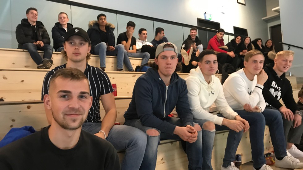 Jesper Merbom Adolfsson spelar inte futsal för skaderisken, men ser gärna sporten. Här under lördagens cup i Mantorp som Dribbla vann. Bakom ses IFK Motalas bandyspelare Viktor Hulthammar, Nicklas Ögren, Albin Bjerkegren och Albin Rohlén. Plus Borens IK:s Oliver Blomdahl.