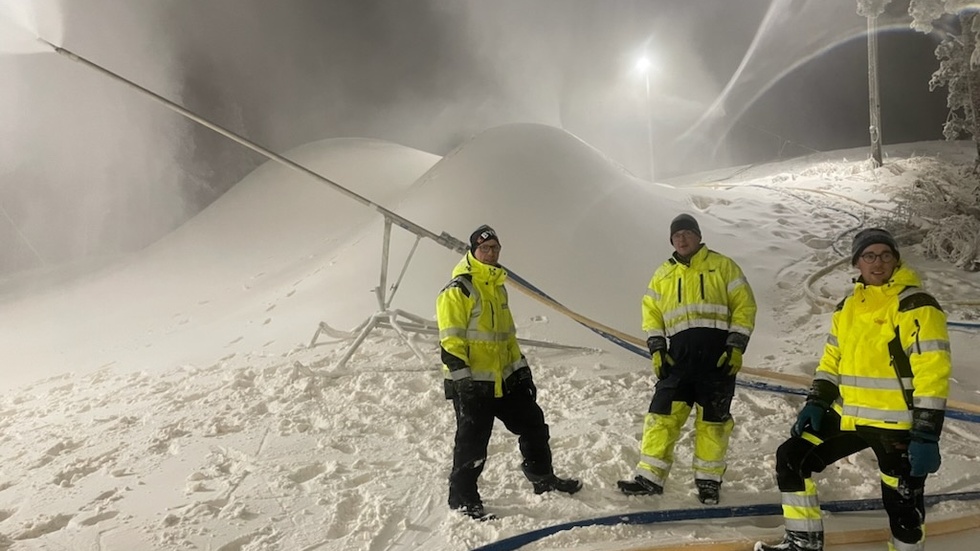 På rekordsnabba 100 timmar var snöläggningen vid Båsenberga klar. Jonas Corneliusson, Jonas Larsson och Robin Wallin var tre av medlemmarna som hjälpte till vid snökanonerna.