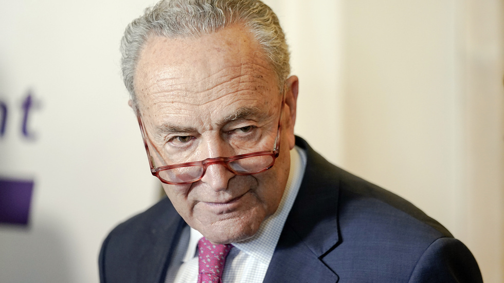 Senatens majoritetsledare Chuck Schumer säger att förslaget som nu röstats igenom är "långt ifrån perfekt". Arkivbild.