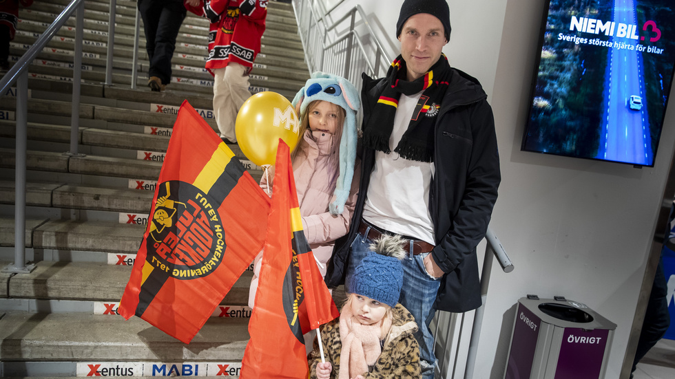 Henrik Lindgren med döttrarna Isa och Lo.
