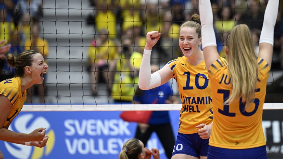 Isabelle Haak (10) och Vilma Julevik (16) jublar efter poäng inför rekordpublik då Sverige tog emot Belgien i Golden League. Arkivbild.