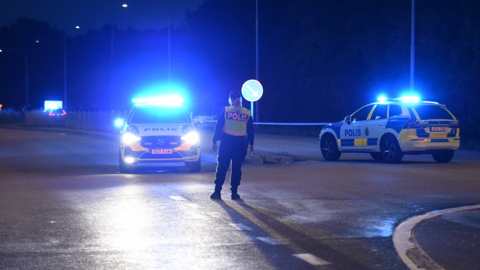 "Av inringare att döma hördes minst ett tiotal skott", säger Magnus Jansson Klarin, presstalesperson vid polisen.