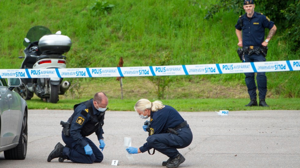 Den 27 augusti skjuts en man i 30-årsåldern utanför ett radhus i Högbrunn. Det blir början på en våldsvåg som hittills åtta olika händelser kopplas till.