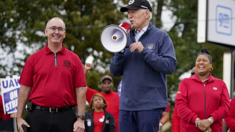 President Joe Biden och fackförbunde UAW:s ordförande Shawn Fain i Van Buren Township i Michigan.