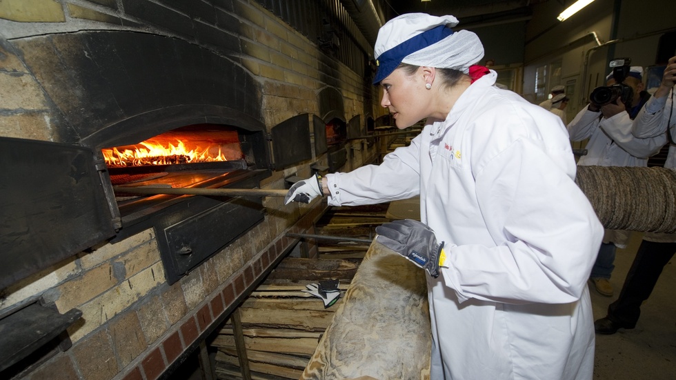 Kronprinsessan Victoria bakade knäckebröd i Stora Skedvi i Dalarna 2011. Nu får brödet EU-skydd. Arkivbild.