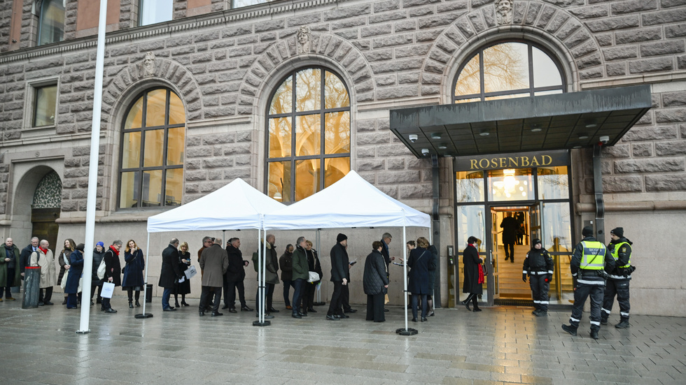 Det var en lång kö med människor utanför Rosenbad på onsdagseftermiddagen. Folkbladets Widar Andersson var en av de 364 inbjudna till mottagningen i samband med statsminister Ulf Kristerssons 60-års dag.