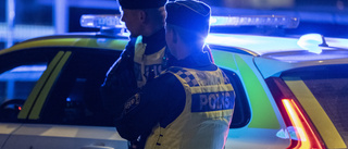 Påverkad spottade och hotade poliser