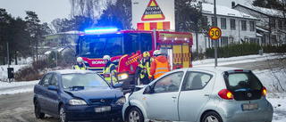 En till sjukhus efter frontalkrock i Brandkärr