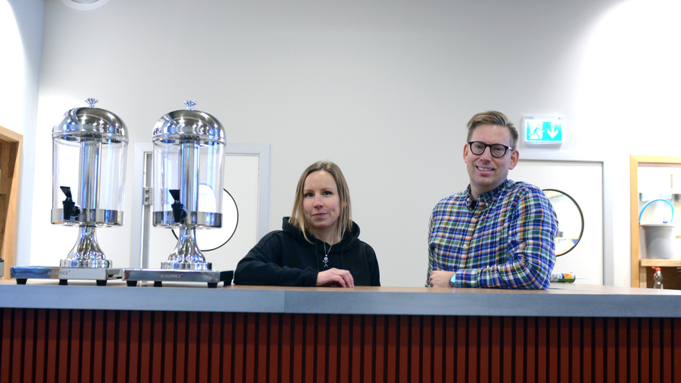Emilia Pedersen, driftansvarig, och Rikard Mattsson, ägare, har bråda dagar inför öppnandet av restaurangen på området Kårbacken. "Vi vill hinna trimma systemet före Julen", säger Rikard Mattsson.