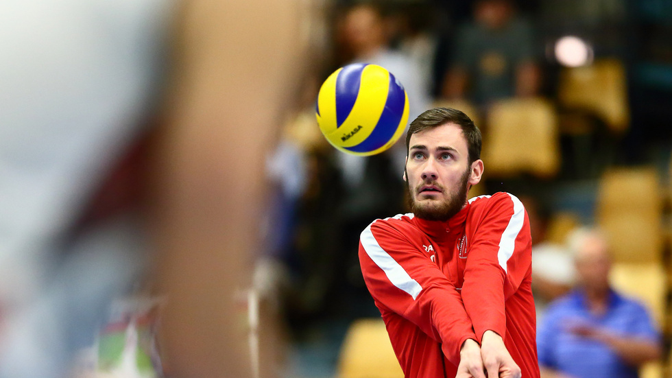 David Pettersson är fostrad i Vingåkers volleybollklubb. Sedan flera år spelar han med Hylte/Halmstad som leder elitserien. Nu drabbar de samman med VVK, som fått en hård start på säsongen med sina fem raka förluster.