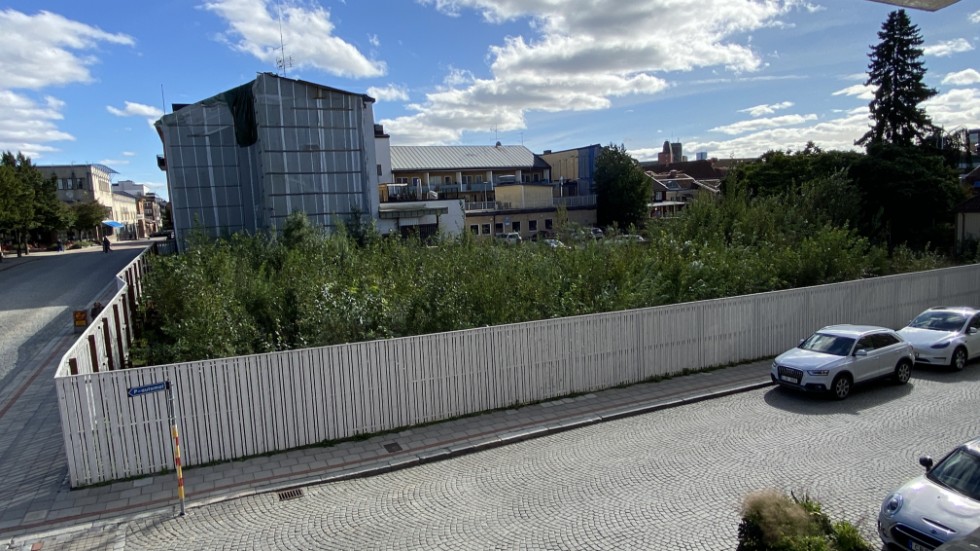 I minst två år till kommer stattgropen vid torget att se ut så här. Under första kvartalet 2026 ska bygget av ett nytt hotell på påbörjats, enligt det nya markanvisningsavtalet.