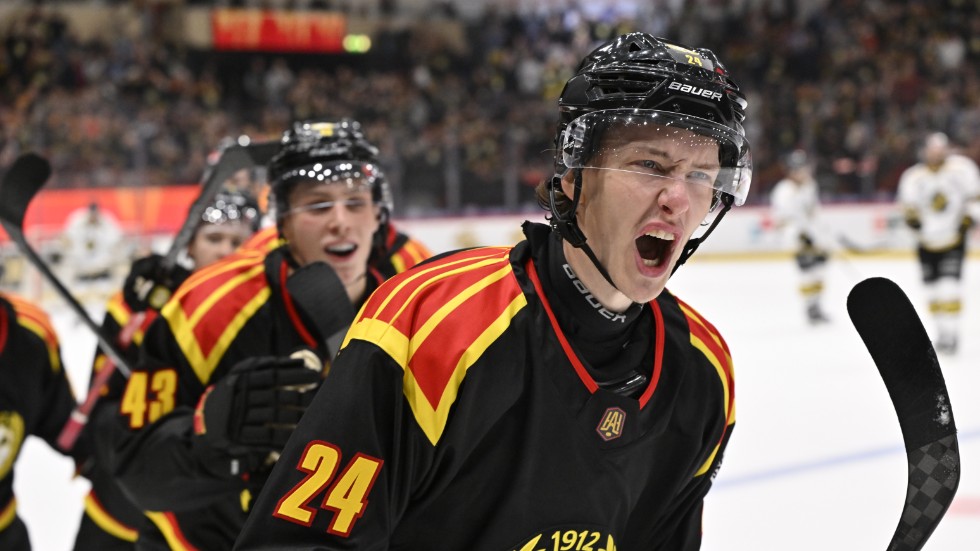 Linus Lindblom jublar efter att ha gjort 2–0-målet för Brynäs i hockeyallsvenska premiären mot AIK.