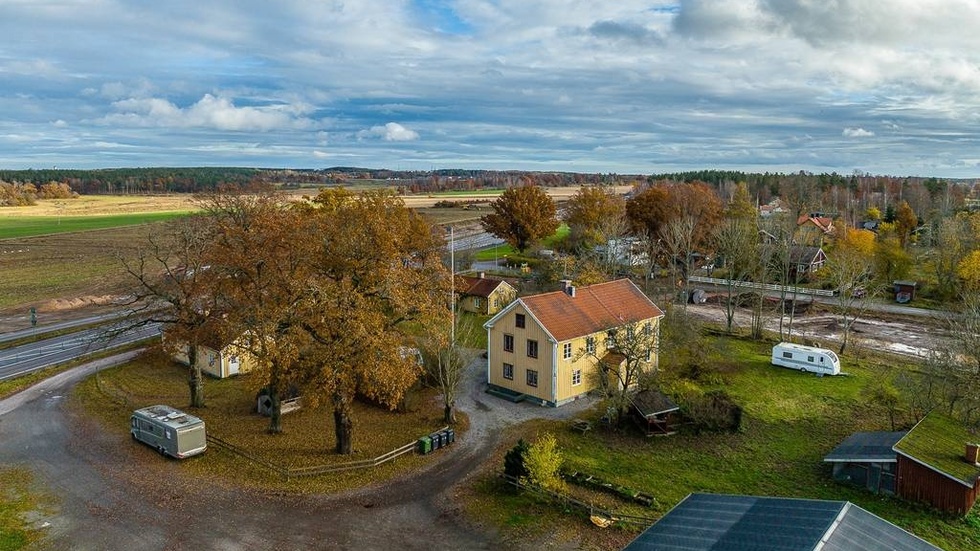 Mommehåls gård inrymde ett hvb-hem tidigare, som dock stängdes ner 2021 efter kritik från Inspektionen för vård och omsorg (IVO).