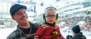 Hockeymatch med många barn i publiken på Kidzday i arenan