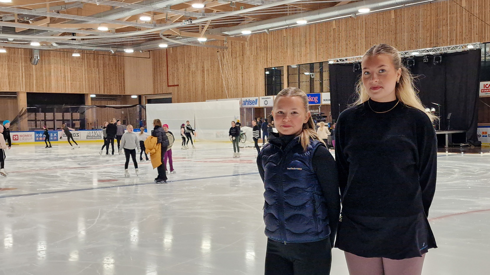 Klara Aspemo, 14, och Agnes Ärlebrand, 16, har åkt konståkning i åtta år och är vana med att vara med i olika tävlingar. Men de är ändå lite nervösa inför nyårshelgens föreställningar. "Känns spännande", säger de.