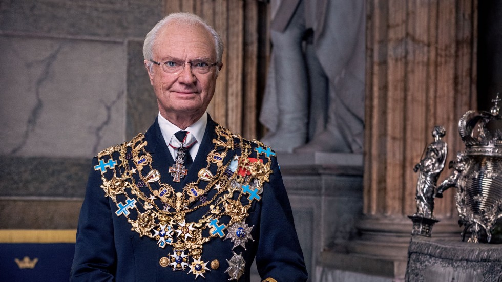 Kung Carl Gustaf i amiralsuniform på sitt jubileumsporträtt, som avtäcktes den 1 januari.