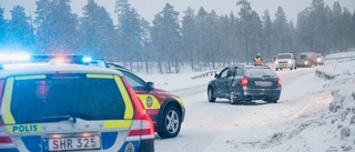 Två personbilar krockade i korsning