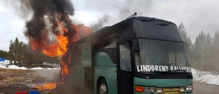 Rallybussen gick förlorad i lågorna