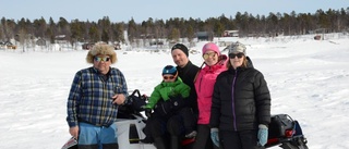 Familjen lever livet i väglöst land