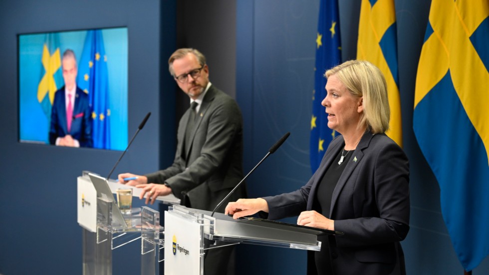 Statsminister Magdalena Andersson, finansminister Mikael Damberg och energi- och digitaliseringsminister Khashayar Farmanbar (på skärm) under fredagens pressträff med anledning av ett extrainsatt energiministerrådsmöte i Bryssel.