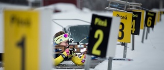 Anna värmer upp med snöskottning