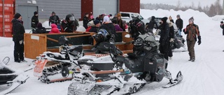 Skoterglädje i snöfallet