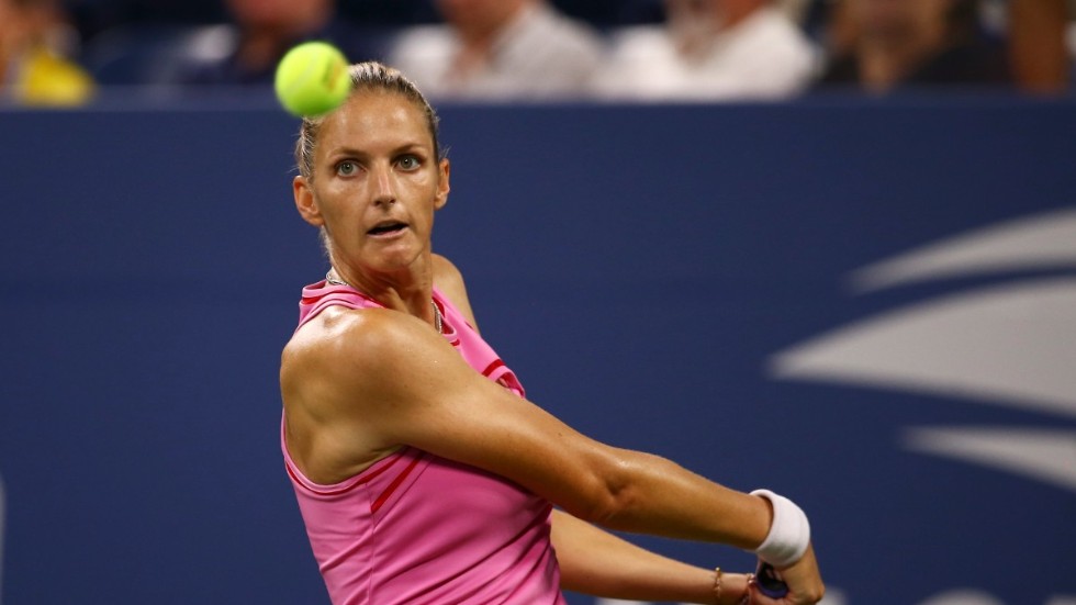 Karolina Pliskova, här i färd med att returnera ett slag från Victoria Azarenka.